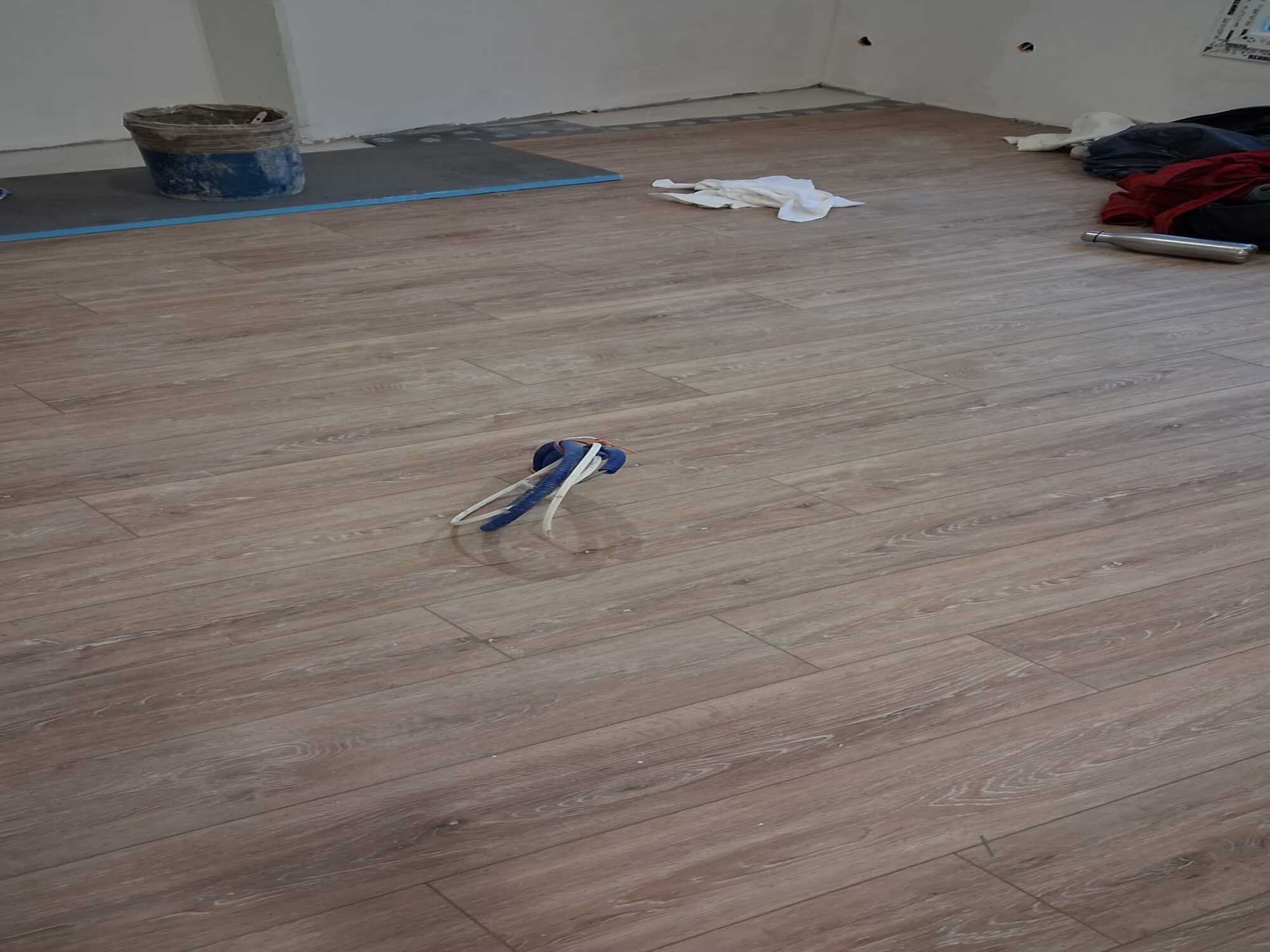 Remplacement parquet Asnières - ancien moquette remplacée par parquet stratifié effet bois