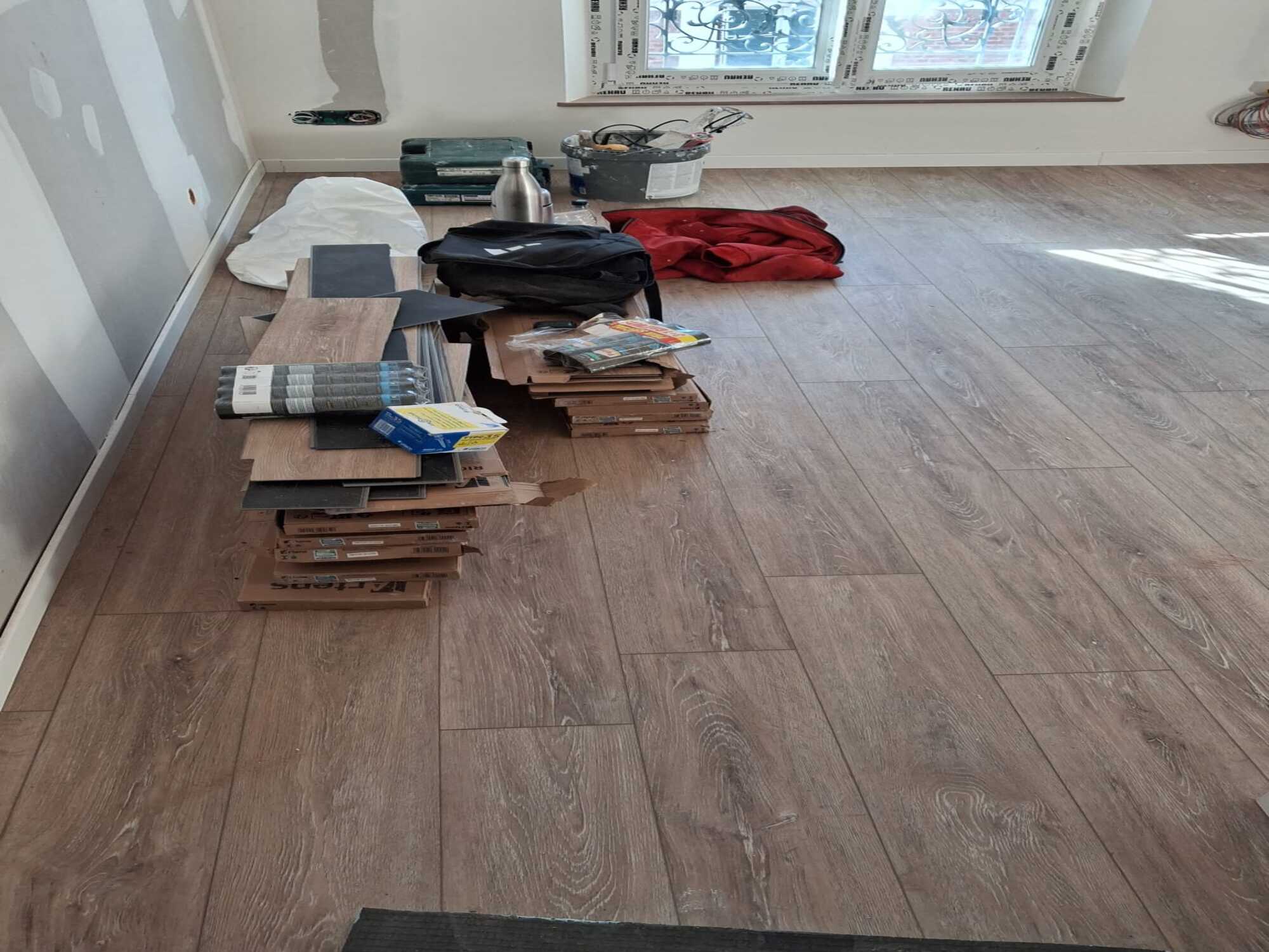 Pose parquet flottant Courbevoie - aspect bois brossé dans appartement traversant