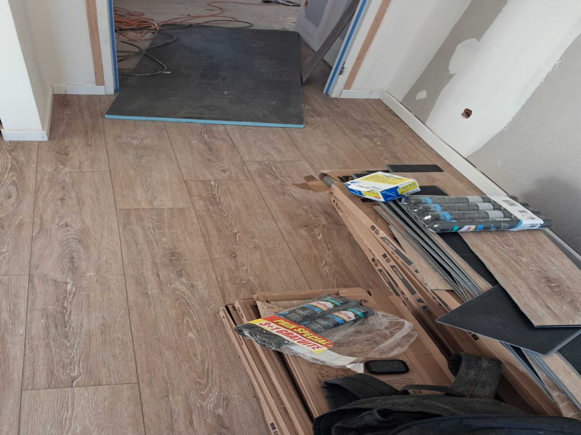 Pose parquet flottant Courbevoie - aspect bois brossé dans appartement traversant