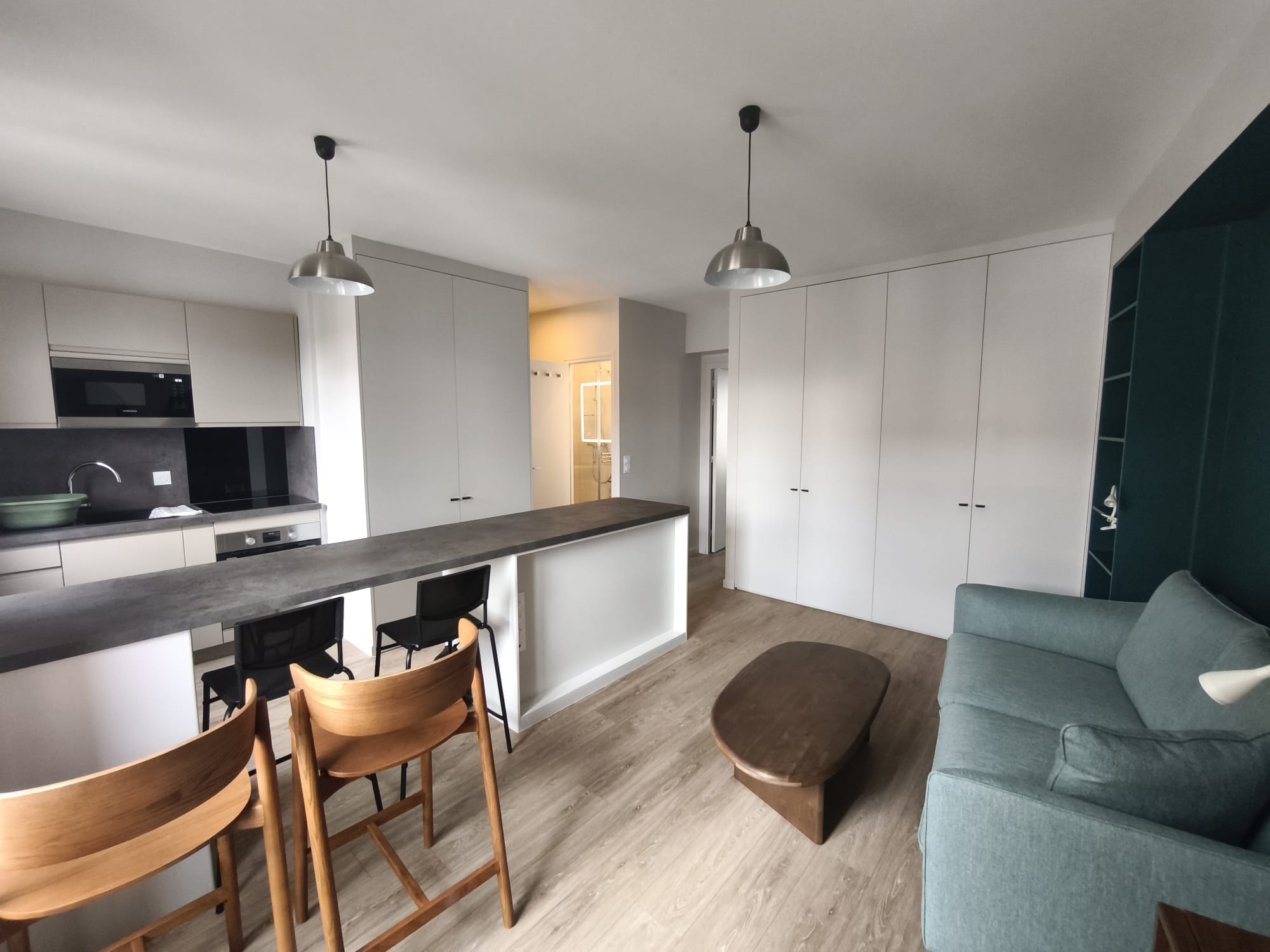 Cuisine rénovée à Asnières-sur-Seine - meubles blancs, îlot central